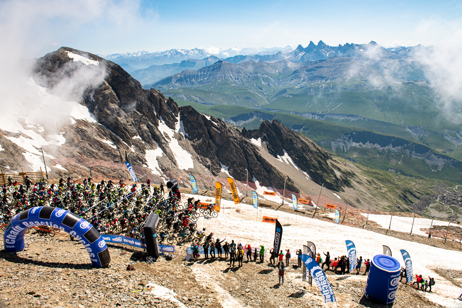 Mount event. Megavalanche 2022. Megavalanche Alpe DHUEZ. Mega Avalanche 2022. Мегаваланш гонка.